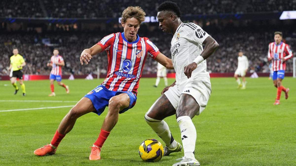 Vinicius durante un derbi contra el Atlético de Madrid