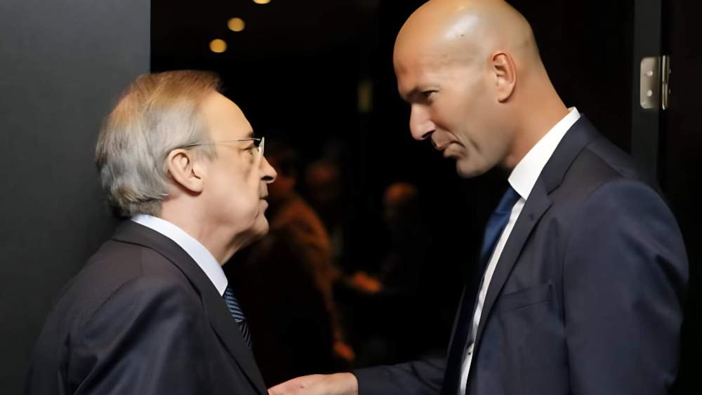 Florentino Pérez, conversando con Zinedine Zidane, cuando el francés entrenaba al Real Madrid.
