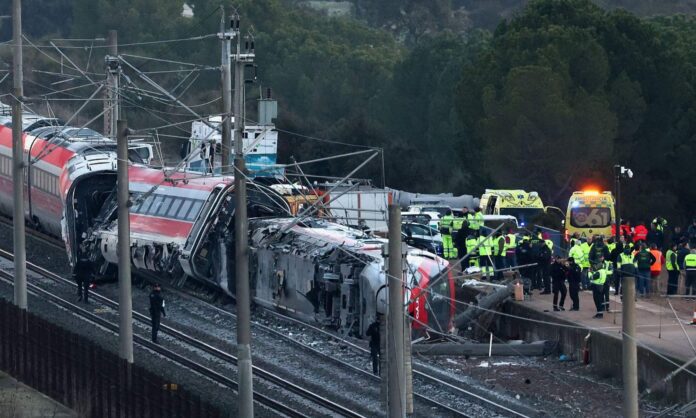 Miembros de los equipos de emergencia y la Guardia Civil en el lugar del accidente de trenes en Adamuz (Córdoba).