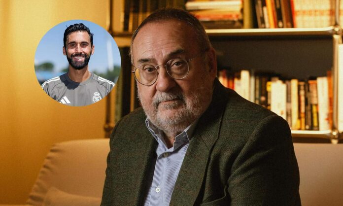 Alfredo Relaño y una foto de Álvaro Arbeloa.