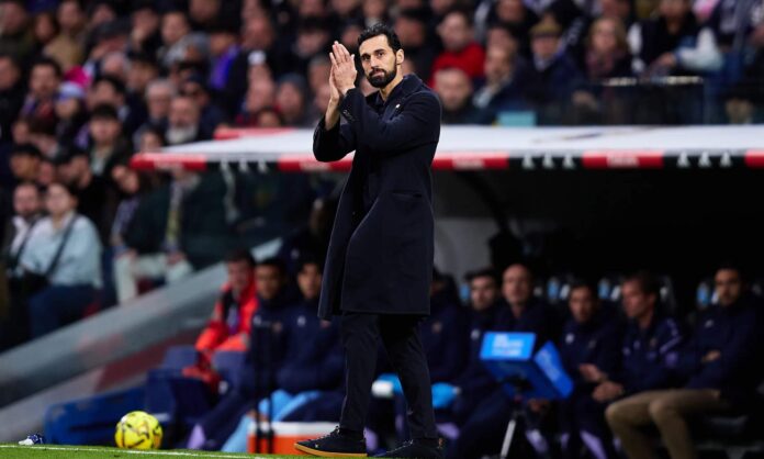 Álvaro Arbeloa, durante el partido del Levante, agradece el apoyo de la afición del Bernabéu.