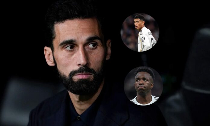 Álvaro Arbeloa en el banquillo del Real Madrid y una foto de Jude Bellingham y Vinícius Júnior.