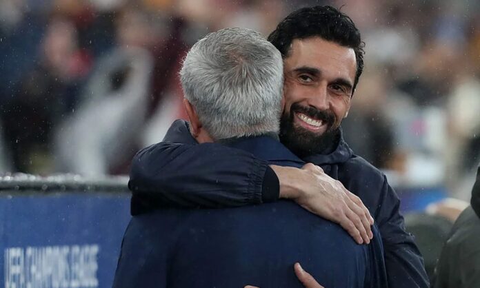 Álvaro Arbeloa dando un abrazo a José Mourinho.