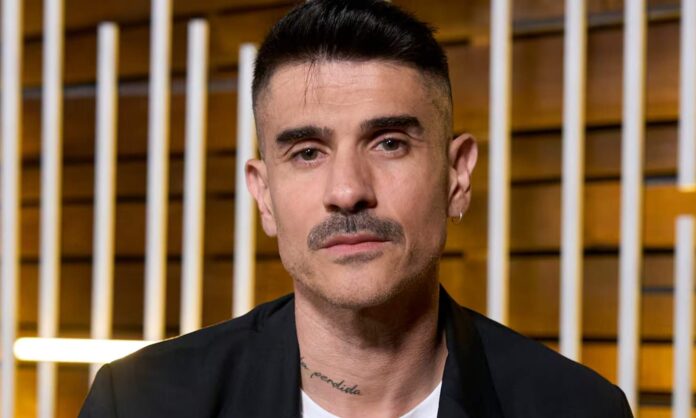 Álvaro Benito posando para una entrevista.