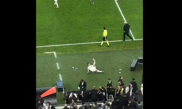 Arda Güler cayéndose después del Clásico de la Supercopa de España.