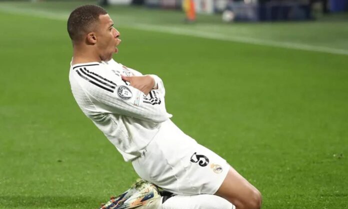 Kylian Mbappé lanzándose de rodillas celebrando un gol. 