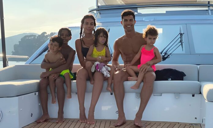Cristiano Ronaldo y su familia en un yate.