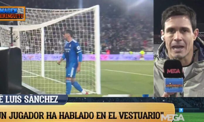 Edu Aguirre hablando con el micrófono de El Chiringuito.