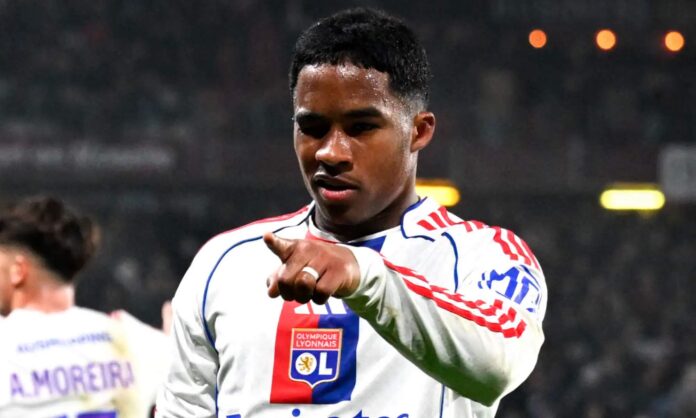 Endrick Felipe, celebrando uno de los tres goles que marcó el fin de semana pasado con el Olympique de Lyon contra el Metz.