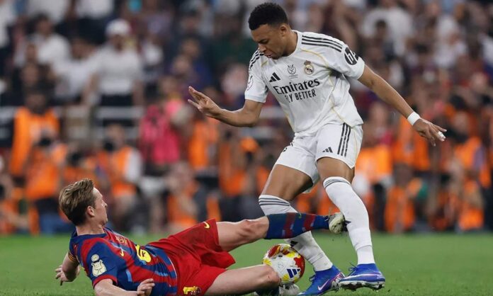 Entrada grave de Frenkie De Jong a Kylian Mbappé. 