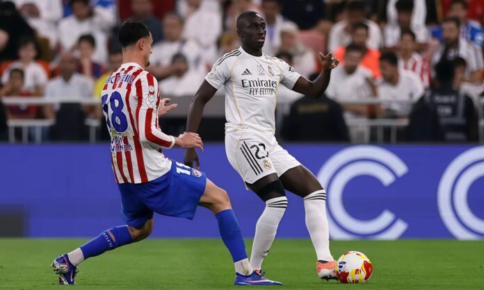 Ferland Mendy, protegiendo el balón ante Marc Pubill, en la semifinal de la Supercopa de España contra el Atlético de Madrid.