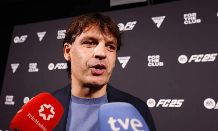 Fernando Morientes dando una entrevista en una zona mixta.