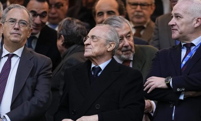 Florentino Pérez, en el palco del Santiago Bernabéu durante un partido reciente del Real Madrid.
