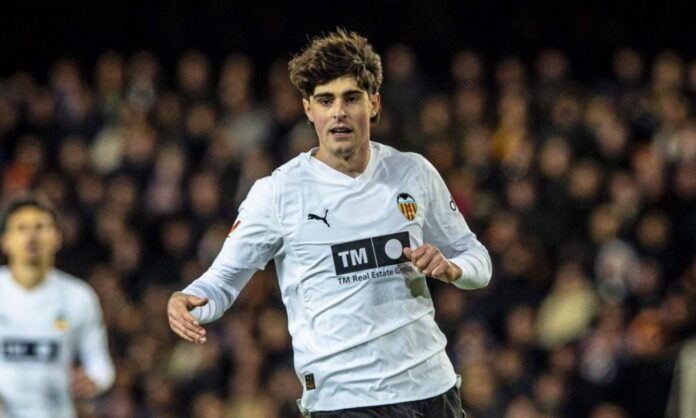 Javi Guerra, en un partido del Valencia, puede ser un nuevo objetivo del Real Madrid para fortalecer su centro del campo este verano.