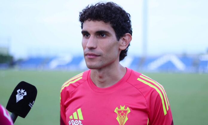 Jesús Vallejo dando una entrevista con el Albacete.