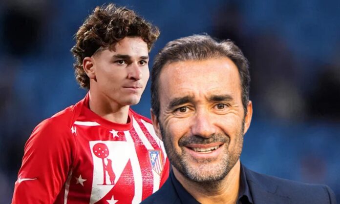 Juanma Castaño y una foto de Julián Álvarez jugando contra el Atlético de Madrid. 