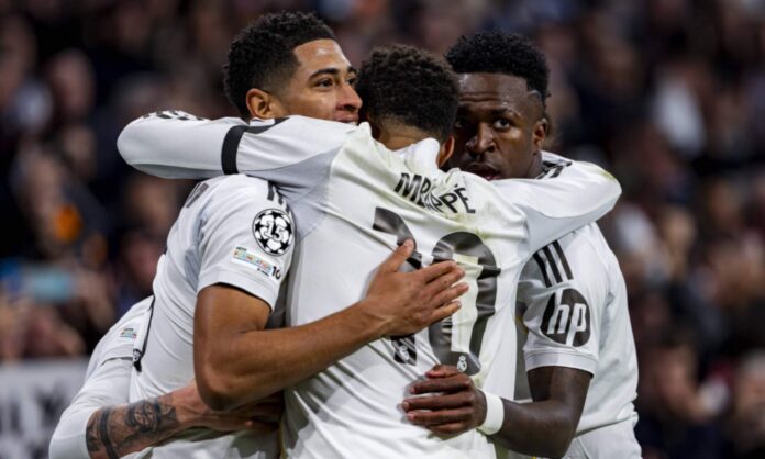 Jude Bellingham, Kylian Mbappé y Vinicius Junior, celebrando un gol con el Real Madrid en un partido de esta temporada.