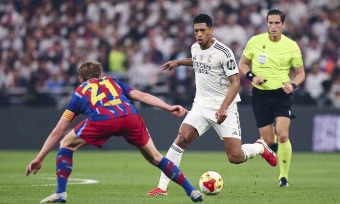 Jude Bellingham, encarando a Frenkie de Jong, durante una acción de la segunda parte del Clásico de esta noche.