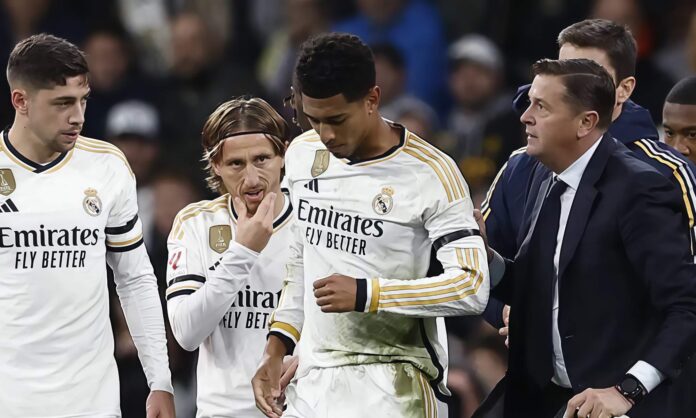 Niko Mihic y Jude Bellingham, durante la lesión de hombro que sufrió el centrocampista en noviembre de 2023.