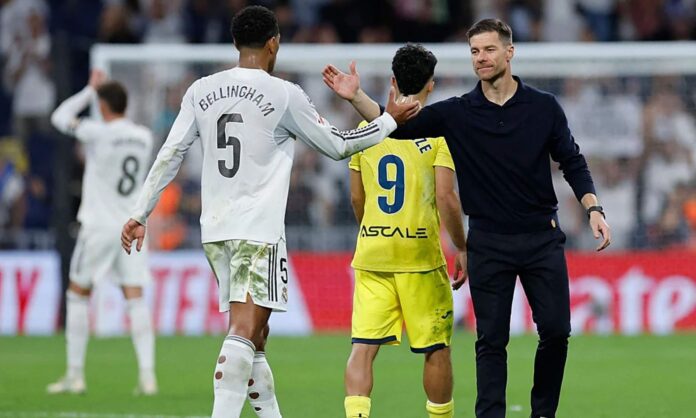 Jude Bellingham y Xabi Alonso, chocándose las manos durante un partido de esta temporada del Real Madrid.