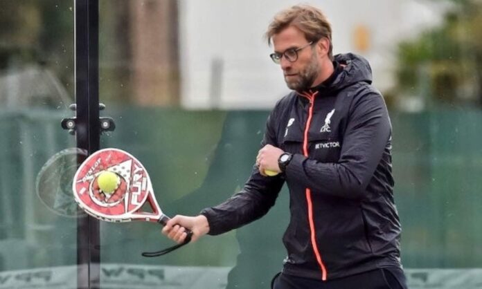 Jürgen Klopp, jugando al pádel, deporte del que es un ferviente seguidor.