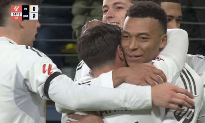 Kylian Mbappé y Brahim Díaz, abrazándose tras el segundo gol del primero ante el Villarreal.
