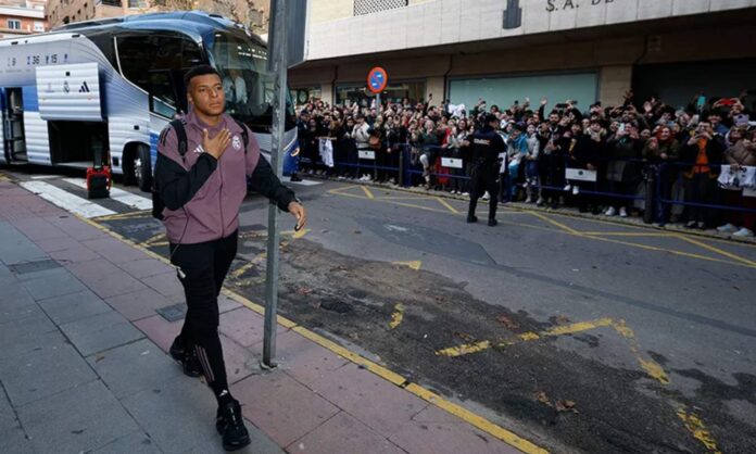 Kylian Mbappé, en la llegada de la expedición madridista para jugar un partido a domicilio durante esta temporada.