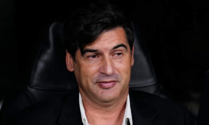 Paulo Fonseca sentado en el banquillo.