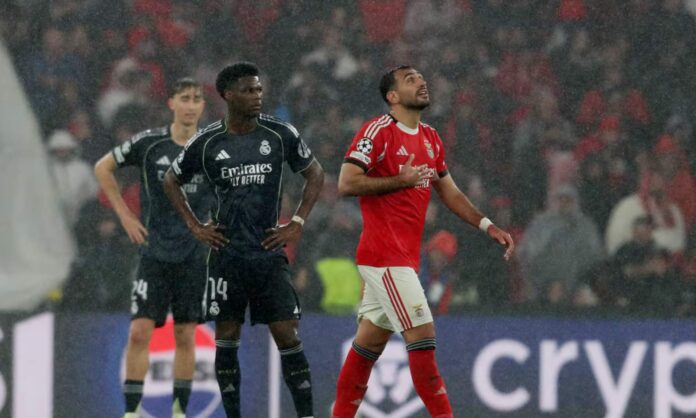 Vangelis Pavlidis, celebrando el segundo gol del Benfica ante la mirada preocupante de Aurelién Tchouameni.