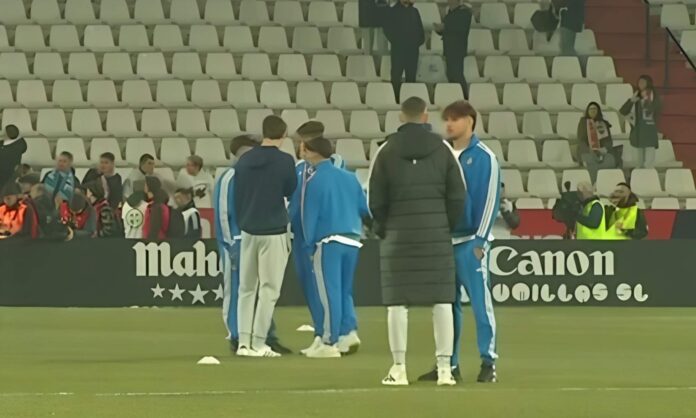 Raúl Asencio ha comprobado el estado en el que está el césped del Carlos Belmonte