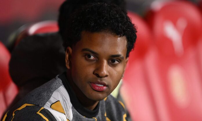 Rodrygo Goes sentado en el banquillo del Real Madrid.