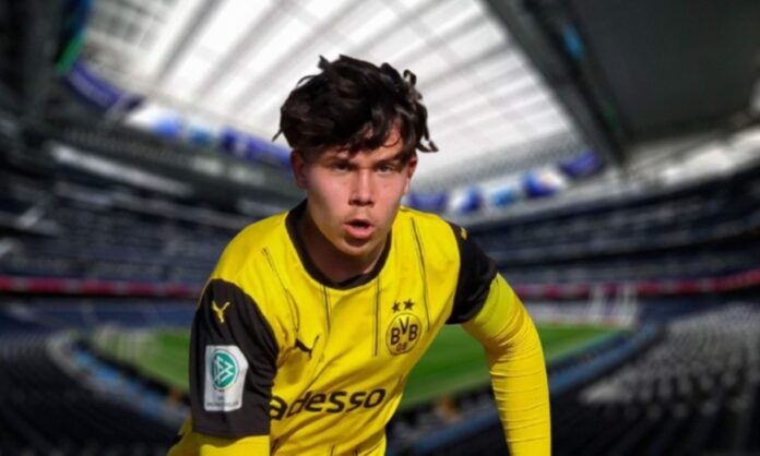 Romeo Ritter con la camiseta del Borussia Dortmund y el Santiago Bernabéu de fondo.