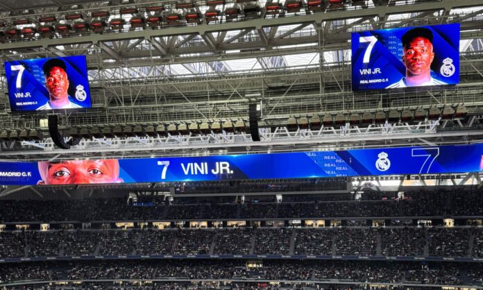 Vinicius ha sido recibido por la afición del Santiago Bernabéu de manera muy diferente a como lo hizo la última vez.