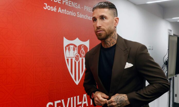 Sergio Ramos de traje en el estadio del Sevilla. 