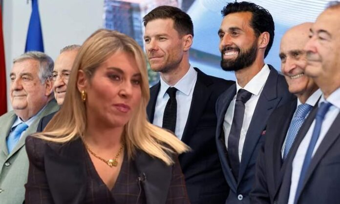 Susana Guasch y una foto de Xabi Alonso y Álvaro Arbeloa.