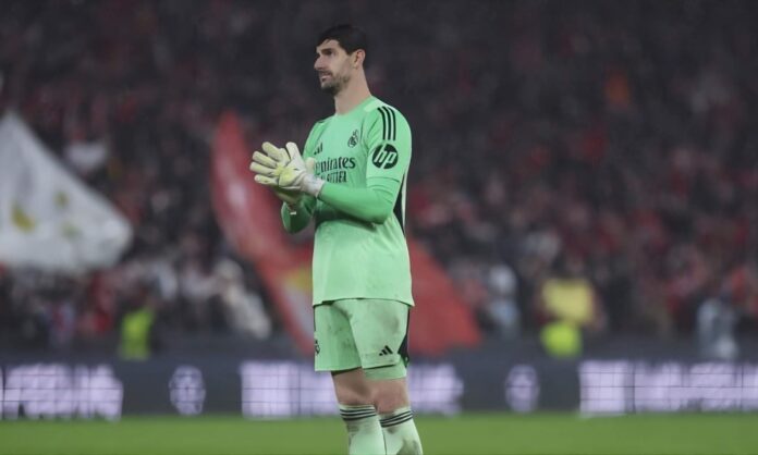 Thibaut Courtois, pidiendo perdón a los madridistas desplazados al estadio Da Luz luego del partido pésimo del Real Madrid contra el Benfica.