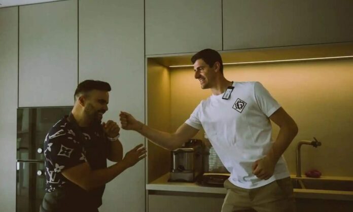Thibaut Courtois y Asier Urbina en la cocina.