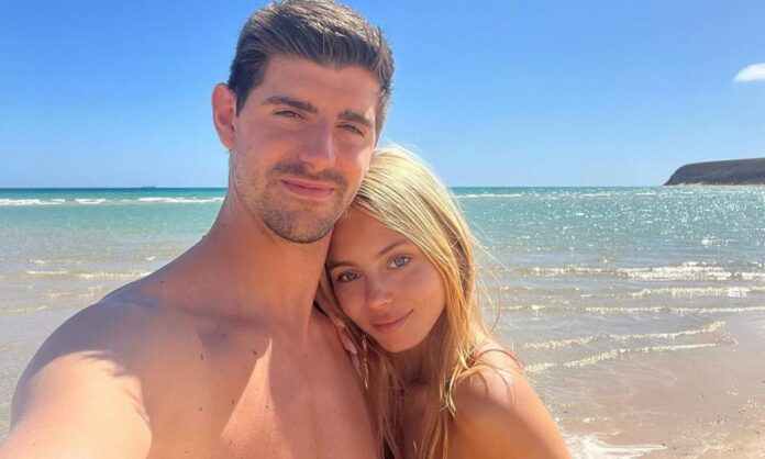 Courtois (33), se fue de viaje con su mujer a 16.000 kilómetros de Madrid: yate, moto de agua y lujo