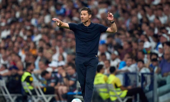 Xabi Alonso dando órdenes en el banquillo del Real Madrid.