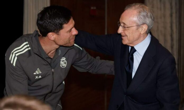 Xabi Alonso y Florentino Pérez, saludándose durante este sábado en el hotel de concentración del Real Madrid. 