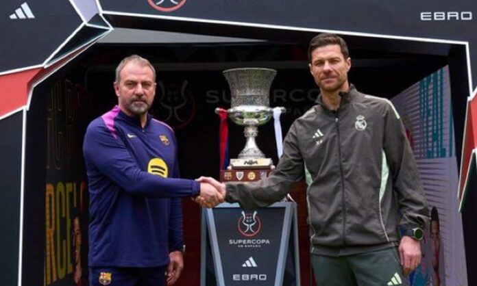 Xabi Alonso y Hansi Flick posando con la Supercopa de España. 