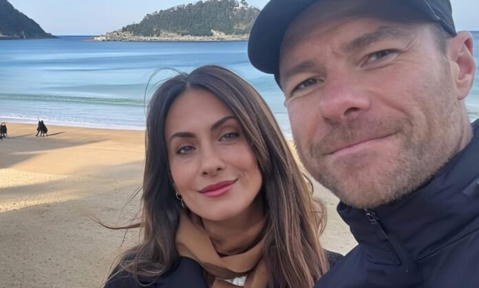 Xabi Alonso, junto a su mujer, Nagore Aranburu, en la Playa de la Concha de San Sebastián.