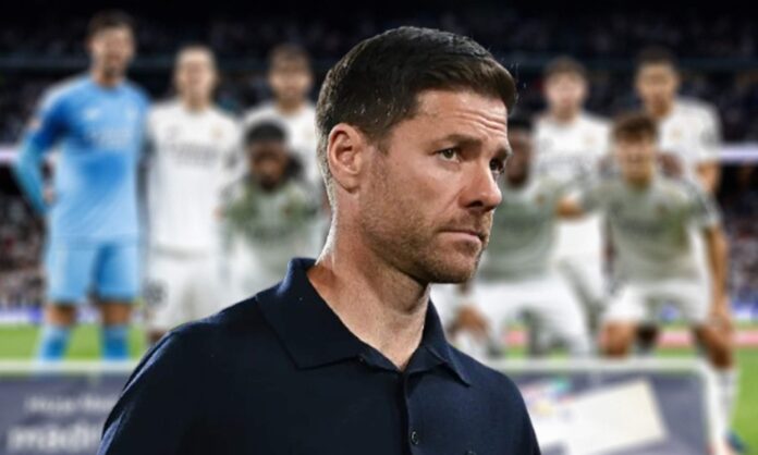 Xabi Alonso y el once del Real Madrid contra el Betis difuminado. 