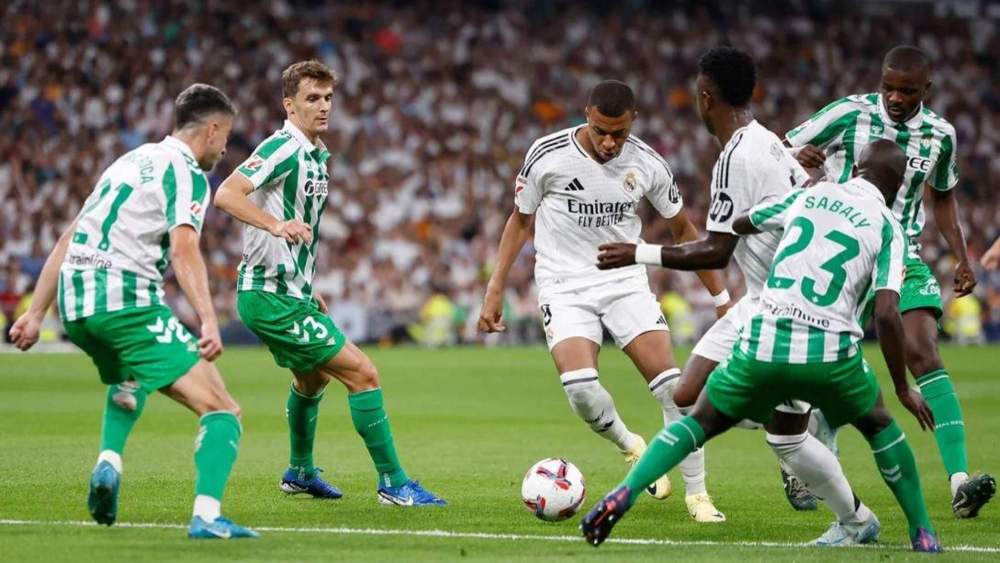 Kylian Mbappé podría perderse el partido con el Betis después de sus últimos problemas en la rodilla izquierda.