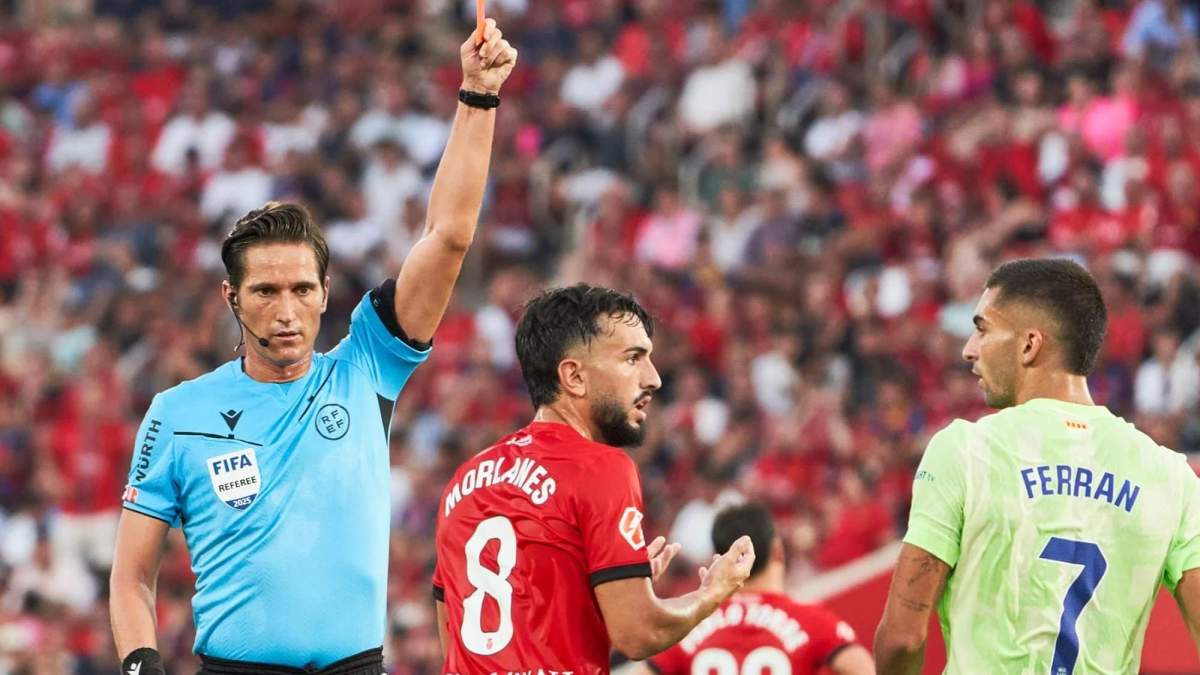 Munuera Montero expulsando a un jugador del Mallorca.