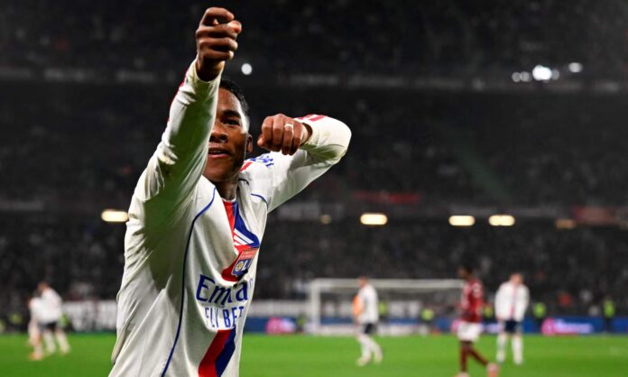 Endrick Felipe, celebrando un gol con el Olympique de Lyon.