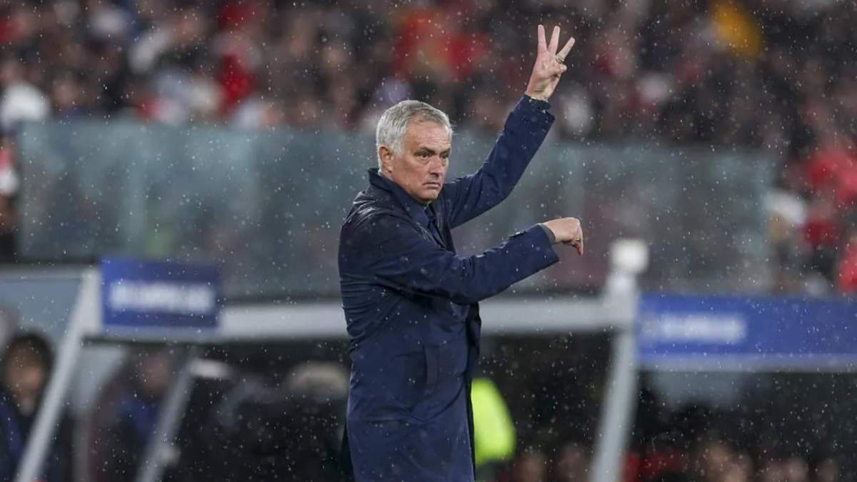 José Mourinho, dando órdenes a sus jugadores del Benfica en el partido de esta noche contra el Real Madrid.