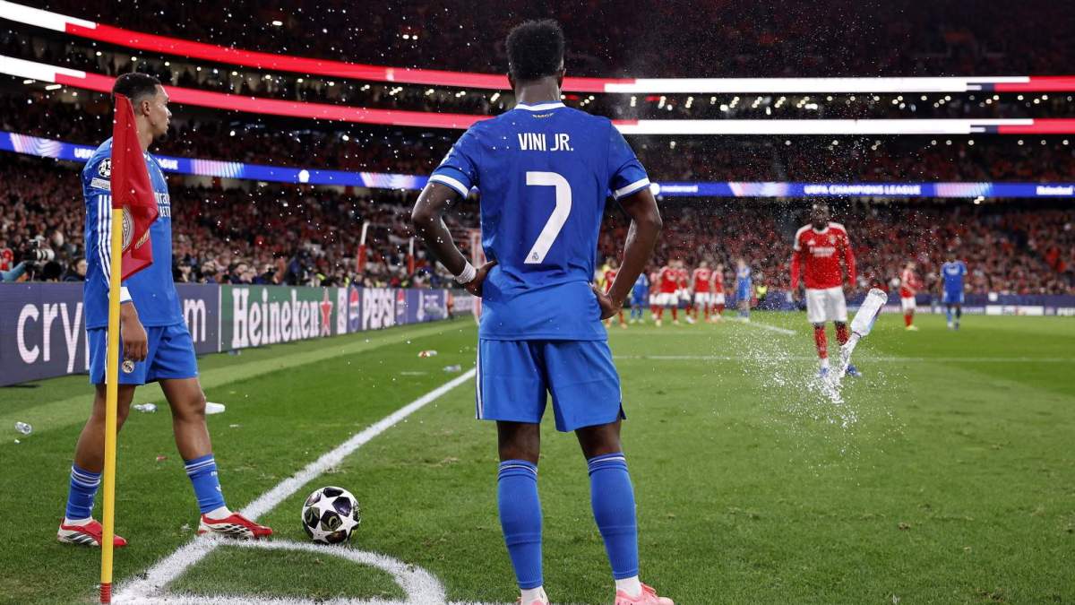 Momento en el que una botella impacta en Vinicius Momento en el que una botella impacta en Vinicius