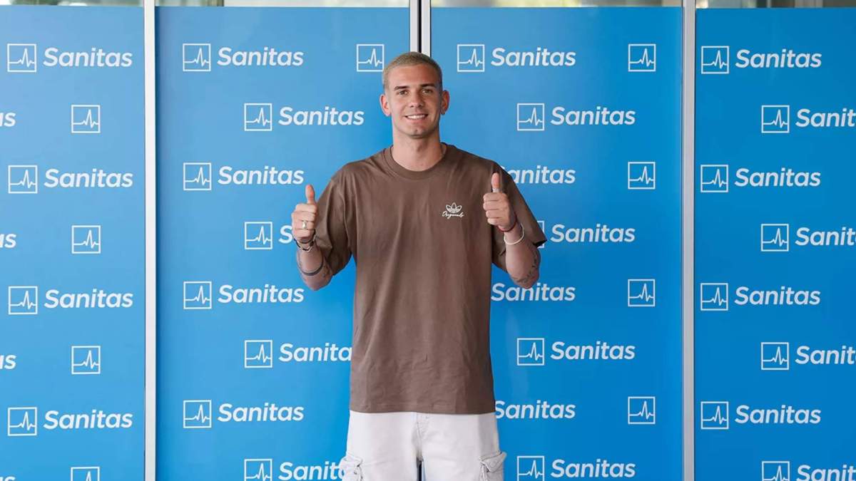 Franco Mastantuono, posando después de pasar el reconocimiento médico con el Real Madrid. Franco Mastantuono, posando después de pasar el reconocimiento médico con el Real Madrid.