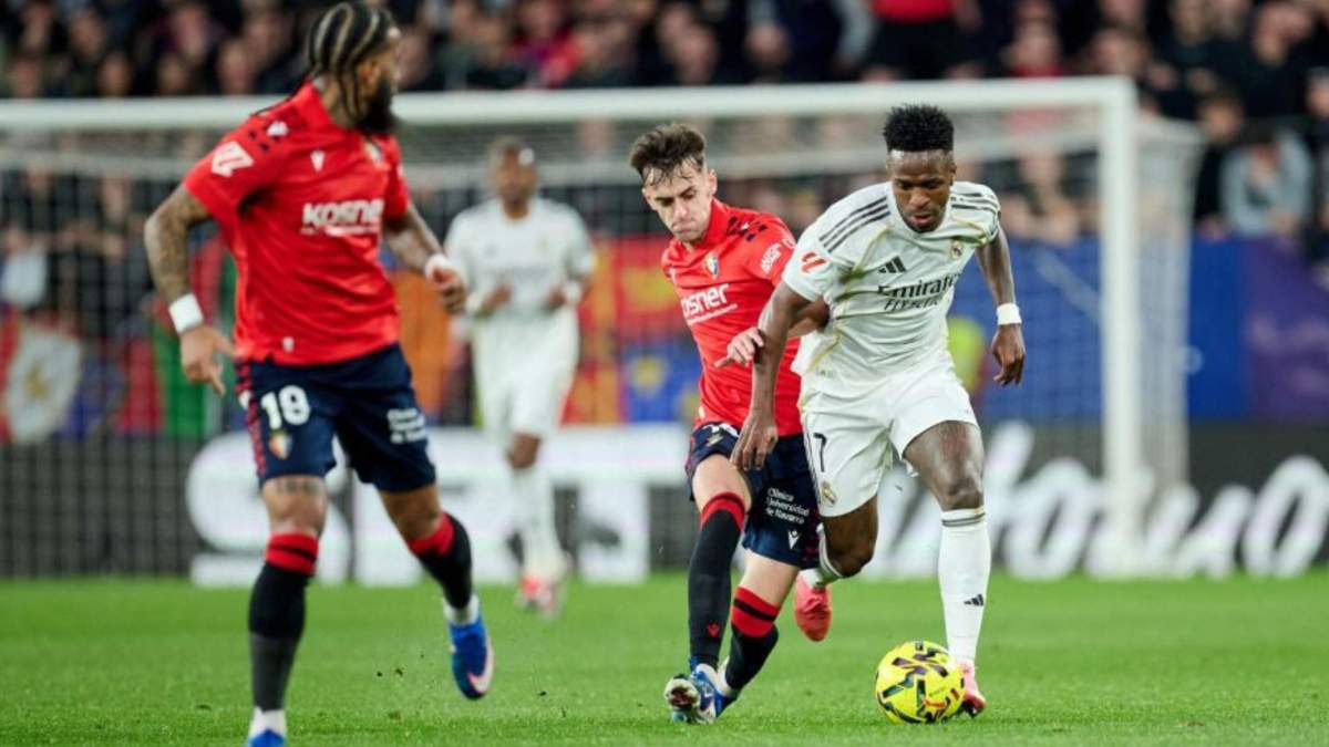Vinicius ante Aimar Oroz en la primera parte del Osasuna - Real Madrid Vinicius ante Aimar Oroz en la primera parte del Osasuna - Real Madrid